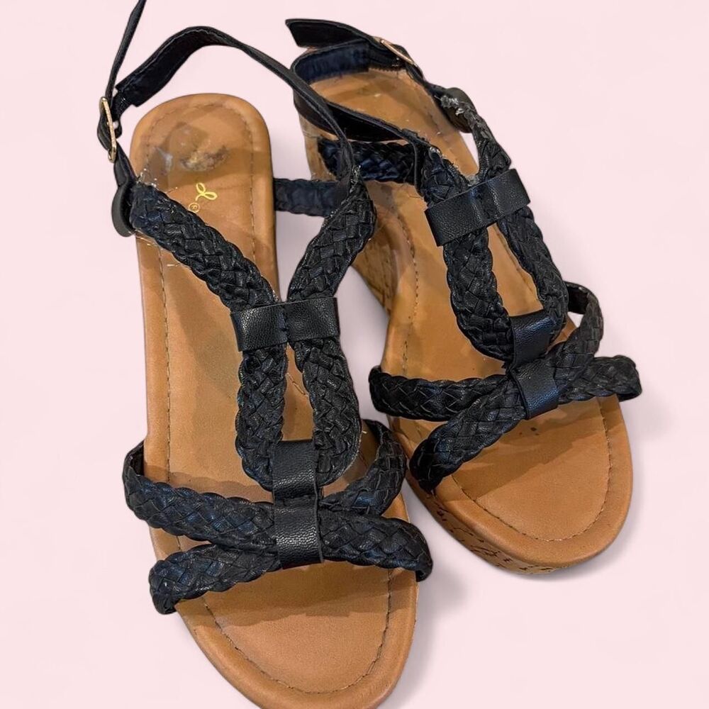 Qupid Women's Black and Navy Sandals